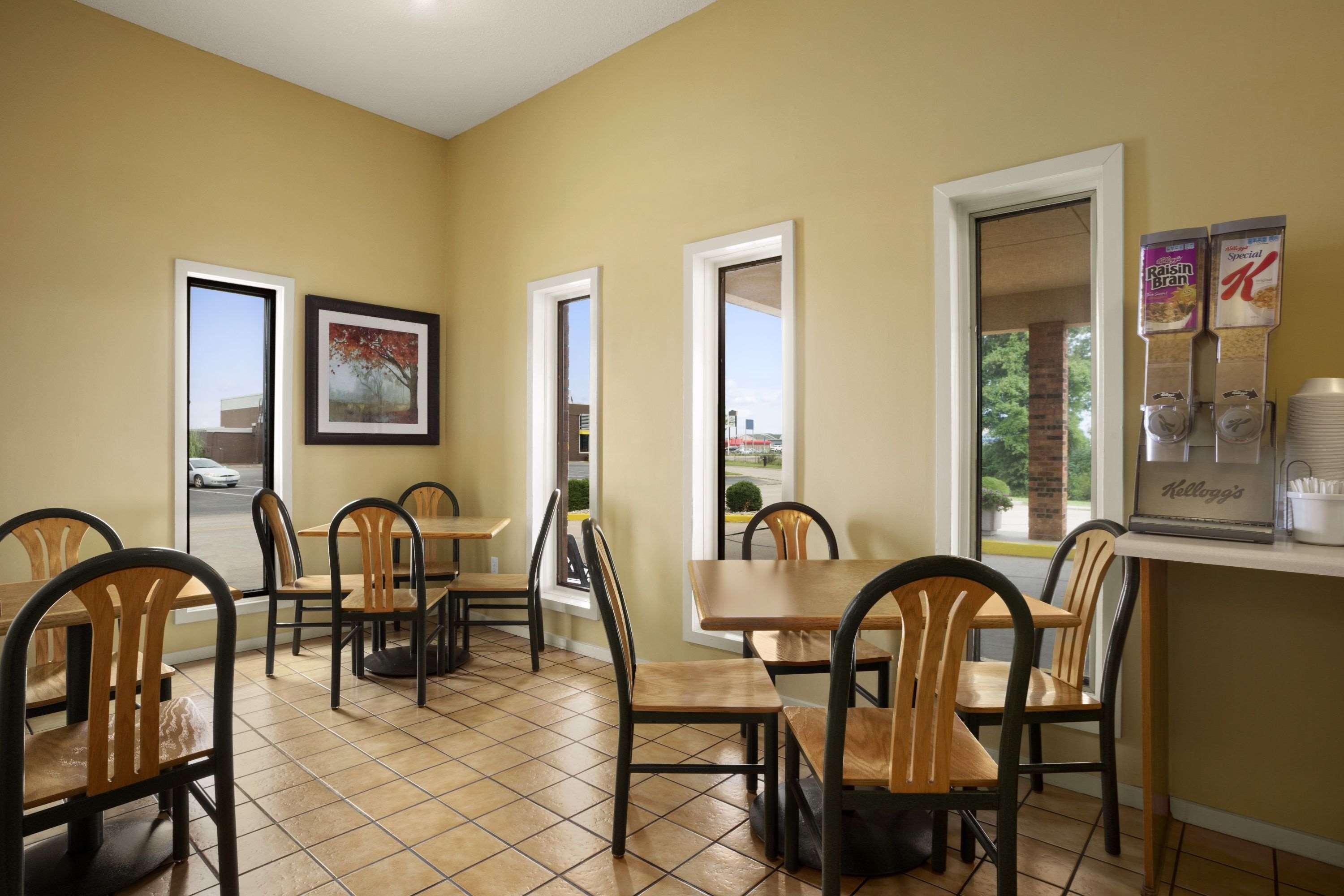 Super 8 By Wyndham Marion Motel Екстериор снимка
